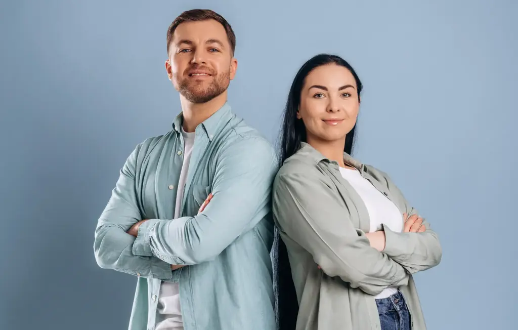 Zwei Personen vor einem blauen Hintergrund