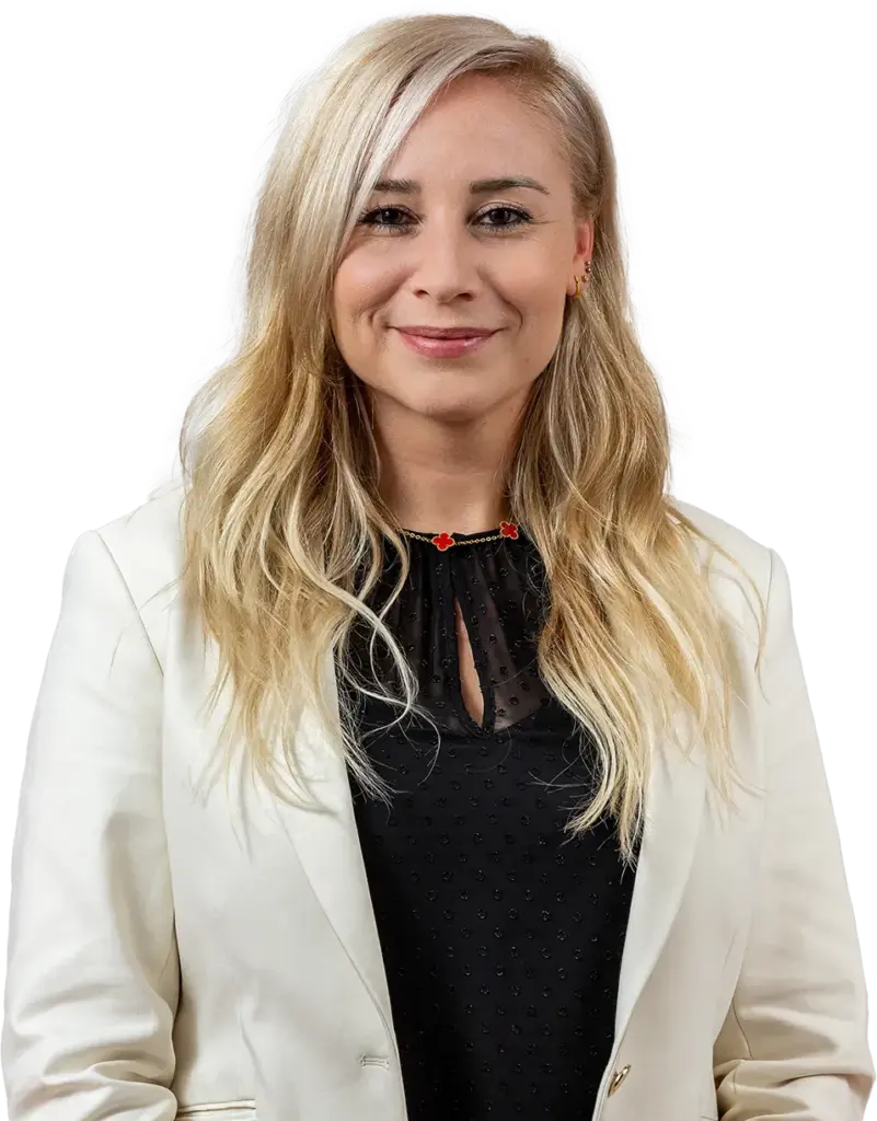 Eine Person lächelt in die Kamera