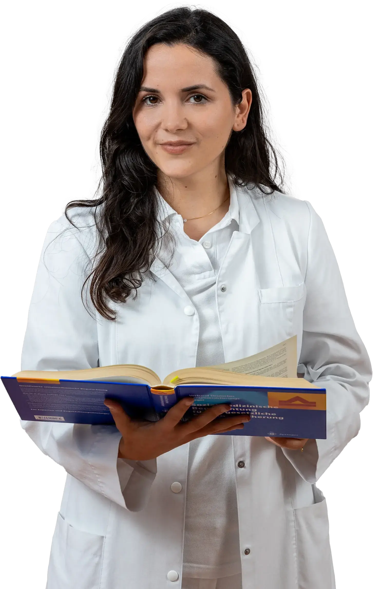 Eine Person im Arztkittel liest in einem Buch