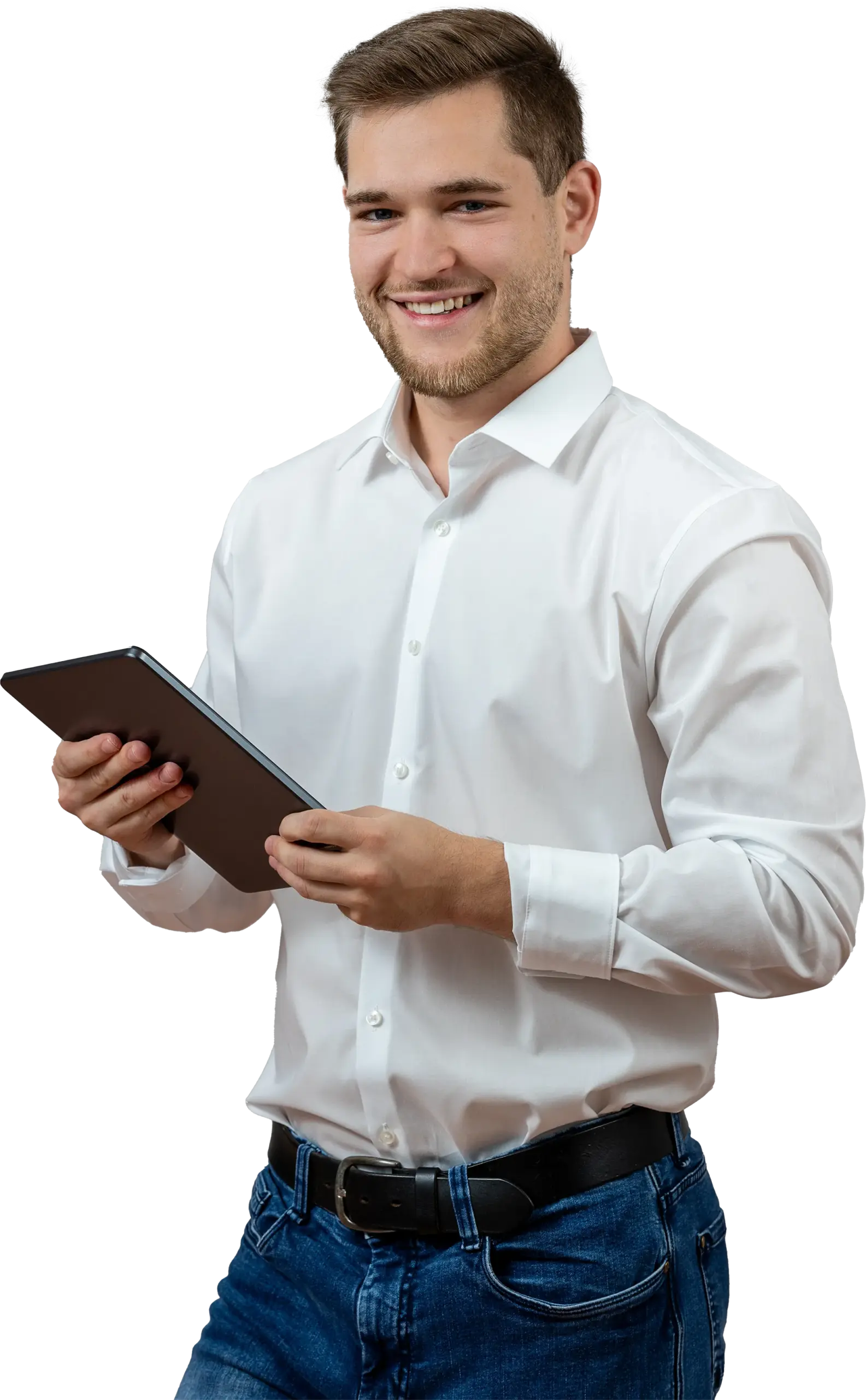 Eine Person hält ein Tablet in der Hand und grinst in die Kamera