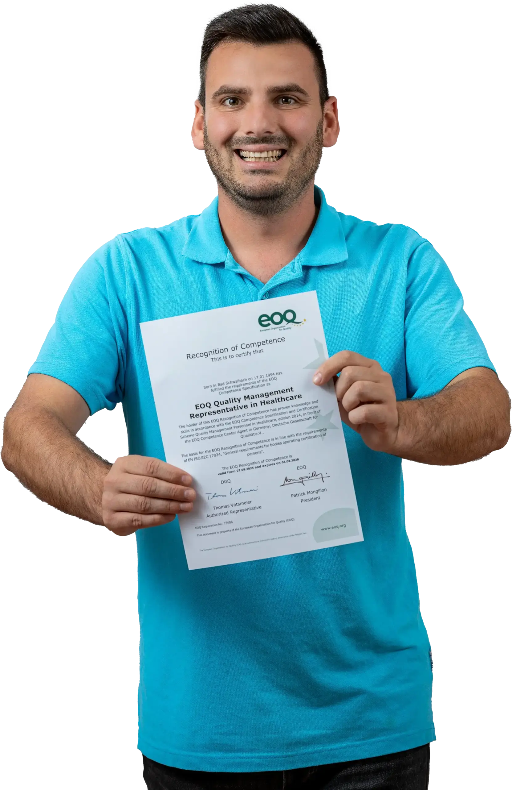 Eine Person hält ein Zertifikat vor sich